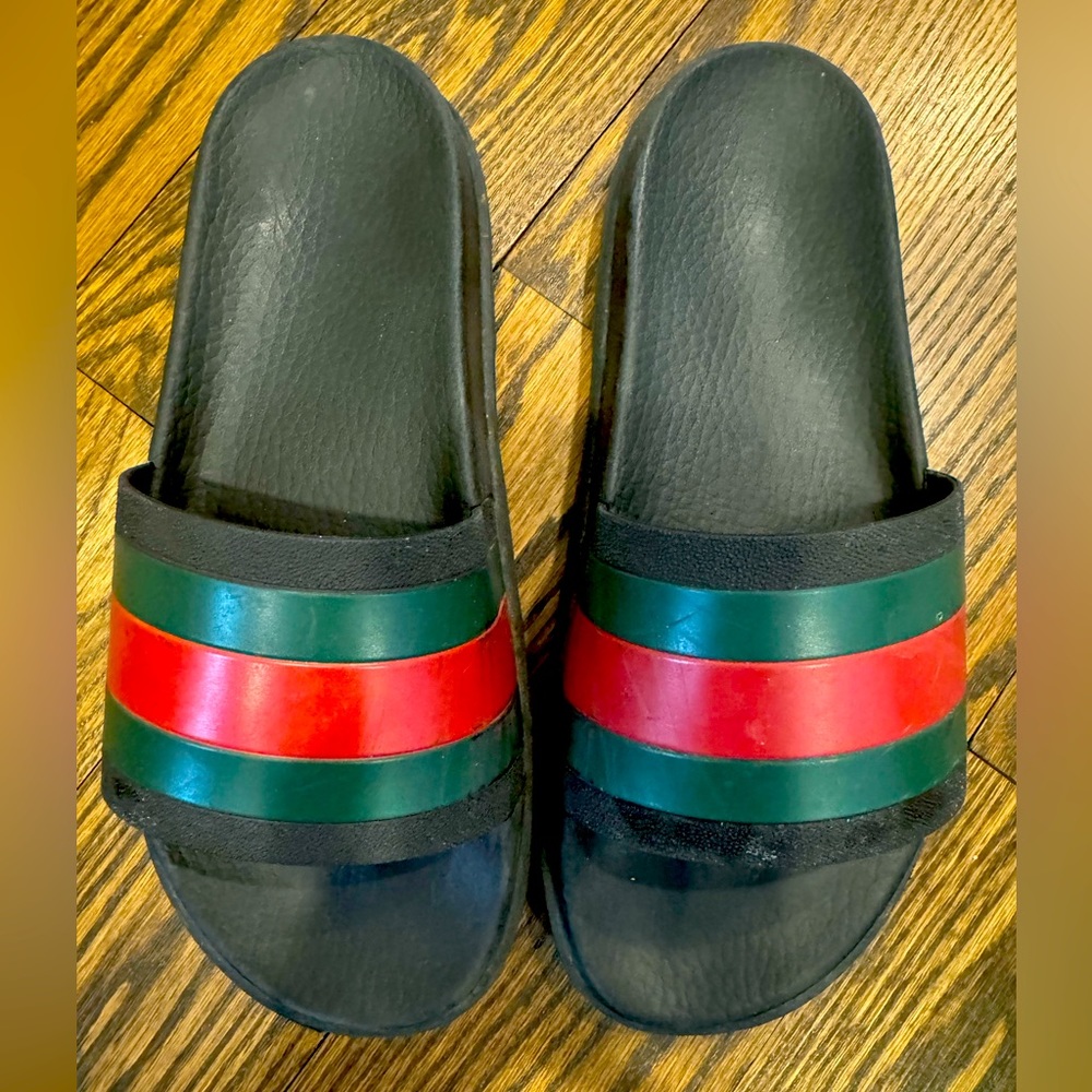 AUTHENTIC Men’s Gucci Slides. (Item #429169). Size 9.